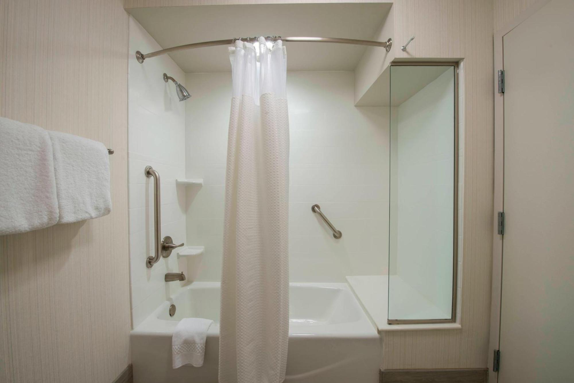 Courtyard By Marriott Columbus Hotel Buitenkant foto