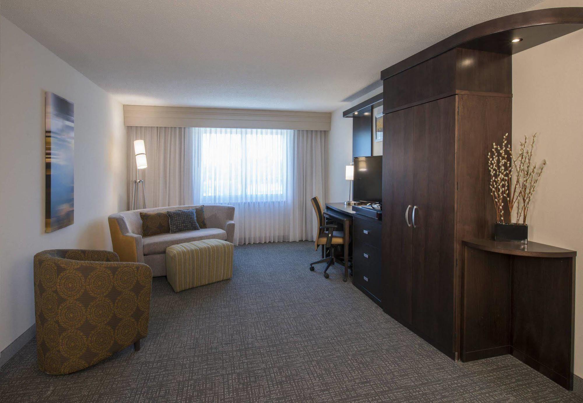 Courtyard By Marriott Columbus Hotel Buitenkant foto